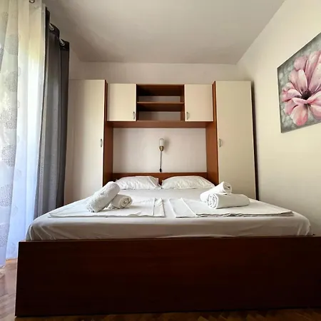 Family K&m Apartment Pag Town